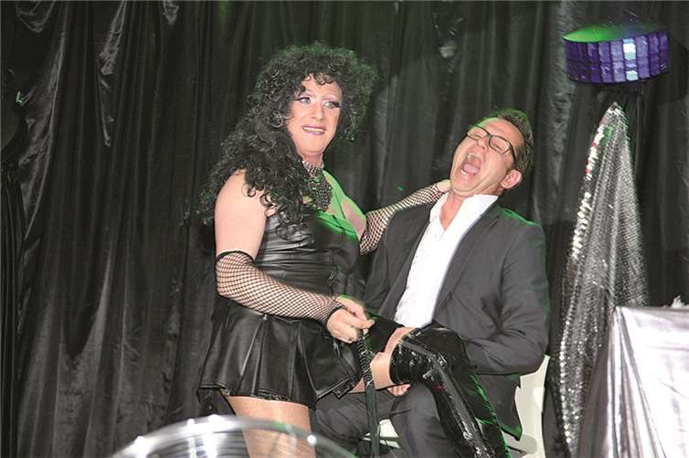 Ein Publikumsgast wird von Vivian Sun mit der Peitsche traktiert.