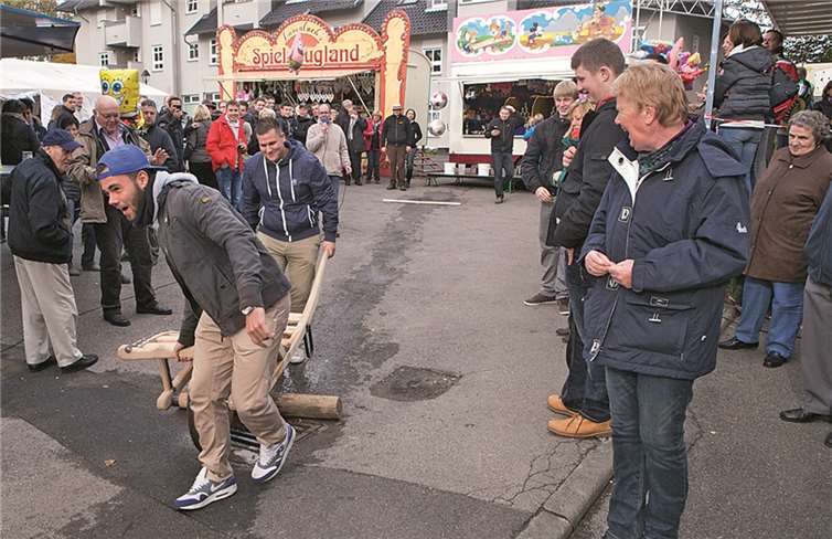 Ein Publikumsmagnet war auch in diesem Jahr das Schürreskarrenrennen mit einem Dutzend Mannschaften.
