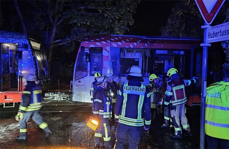 Ein Radfahrer war unter das Schienenfahrzeug geraten. Foto: FFW Königswinter