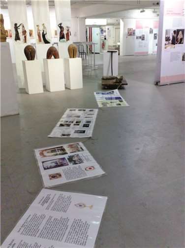 Ein Rattenschwanz der Geschichte in Form von einlaminierten Dokumenten der Gertrudisgeschichte ist Bestandteil des Kunstwerkes.