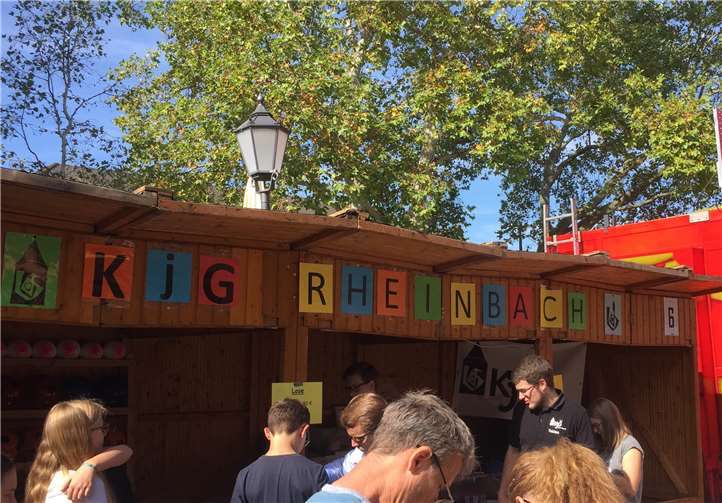 Ein Regal, gefüllt mit bunten Plastikfußbällen und hochwertigen Fairtrade Handbällen, sowie ein Tisch, übersäht mit vielseitigen Sachpreisen, lockten viele Besucher an die Losbude auf der Herbstkirmes. Foto: privat