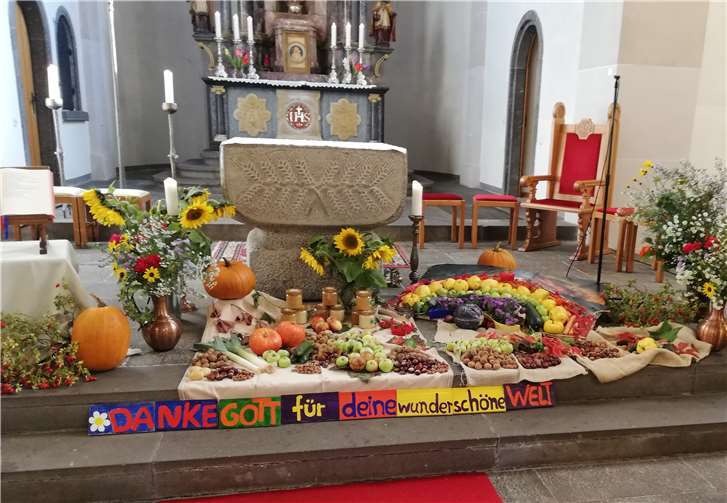 Ein Regenbogen aus Gemüse, Obst und Blumen symbolisierte die Verbindung von Himmel und Erde. Foto: privat