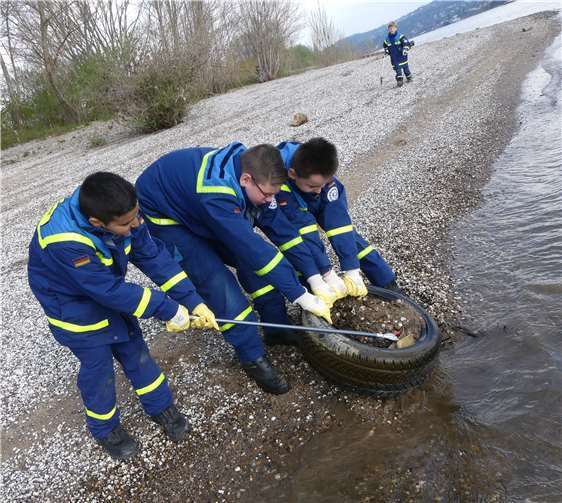 Ein Reifen wird aus dem Rhein gezogen.