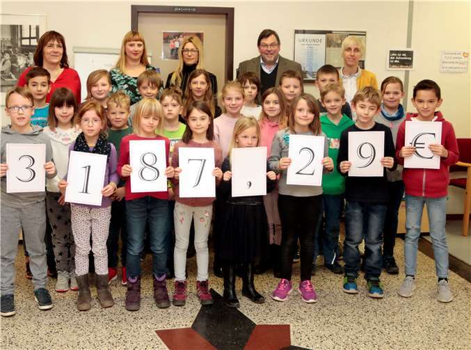 Ein Rekordergebnis - (hi.v.li.): Rektorin Angelika Schifferings, Nicole Falkenstein-Seifen und Ute Voß (Lebenshilfe), Bernd Schiffarth (Lichtbrücke) und die stellvertretende Rektorin Nicole Karls.Foto: SES