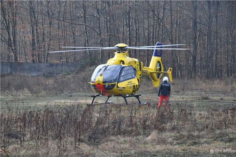 Ein Rettungshubschrauber brachte den schwerverletzten Mann in ein Krankenhaus.