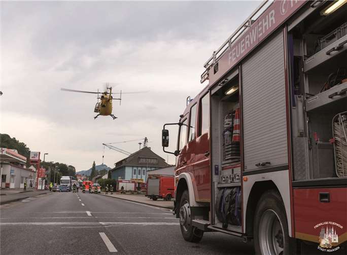 Ein Rettungshubschrauber unterstützt die Einsatzkräfte beim Abtransport des Schwerverletzten.Luca Lamonte-Austin