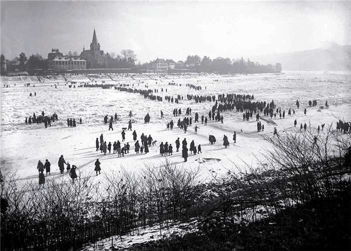 Ein Riesengaudi war es, als die Menschen 1929 zu Fuß über den Rhein nach Unkel marschieren konnten.Repro