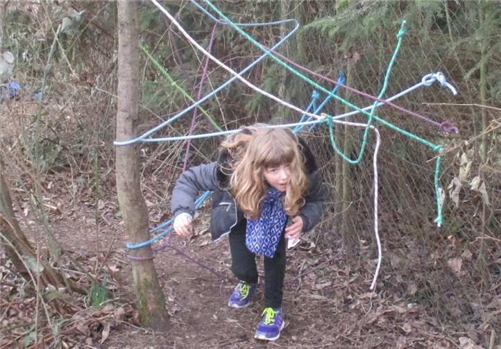 Ein Riesenspinnennetz mußte durchklettert werden.