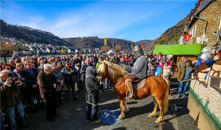 Ein Ritter hoch zu Ross informierte die Besucherüber den historischen Hintergrund  des Moosemannfestes.