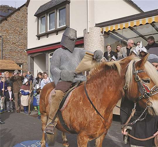 Ein Ritter hoch zu Ross verlas die Entstehungsgeschichte des Moosemannfestes.