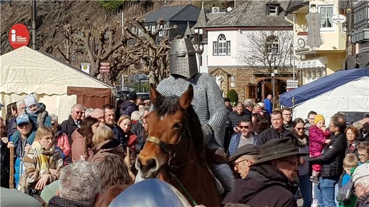 Ein Ritter in der Menge der Festbesucher. Foto: Thomas Probst