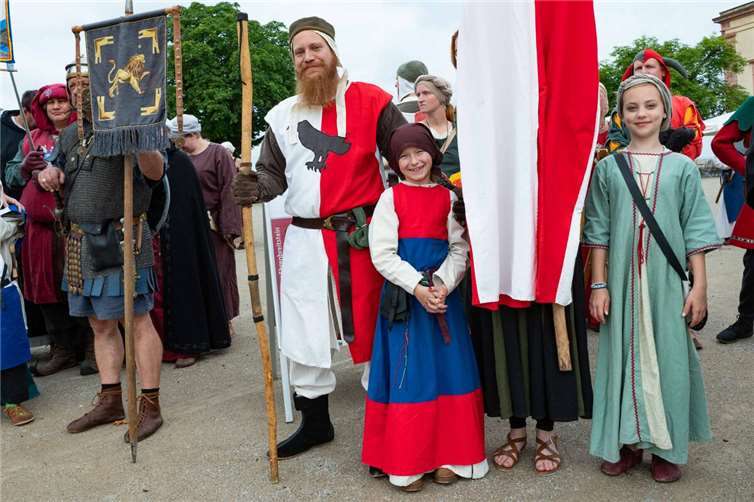 Ein Rittervater mit Familie aus dem Mittelalter. Fotos: SCH