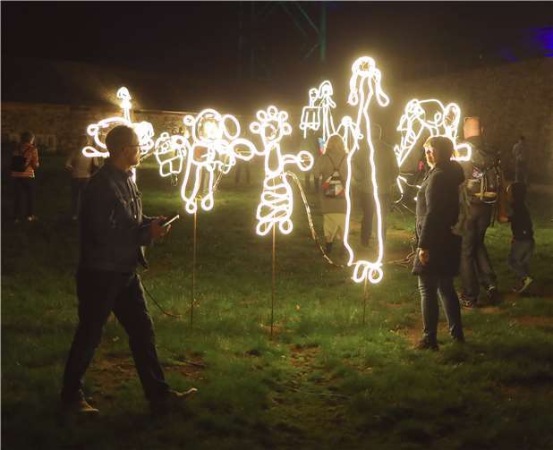 Ein Rundweg führt die Besucherentlang der einzelnen Lichtinstallationen.