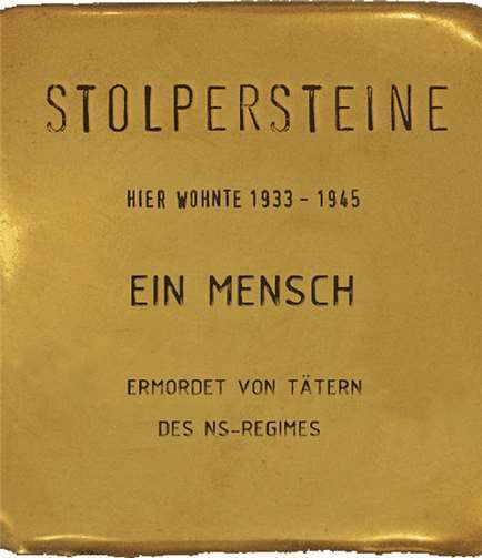 Ein STOLPERSTEIN hat die Maße von 96 x 96 mm und eine Höhe von 100 mm und besteht an der Oberseite aus Messingblech. privat