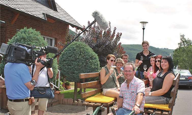Ein SWR Fernseh-Team war kürzlich bei der amtierenden Moselwein-Königin Lisa Dieterichs zu Gast und drehte ein Porträt von ihr. TE