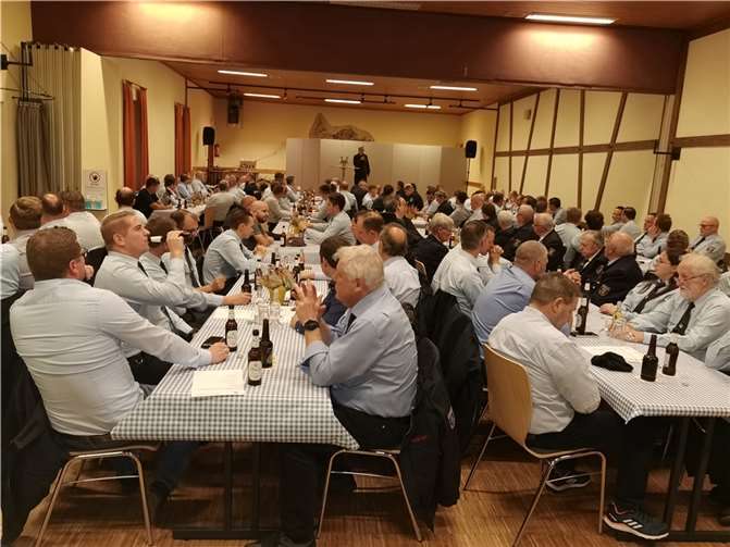 Ein Saal voller Feuerwehrfrauen und Männer: Tag der Kameradschaft im Saal Wendelinus in Koisdorf.