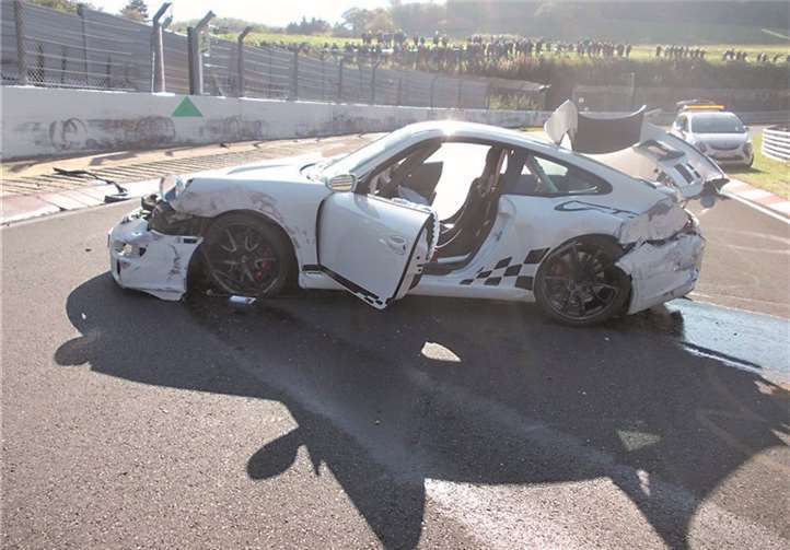 Ein Sachschaden in Höhe von circa 90.000 Euro entstand an dem Porsche, der auf der Nordschleife des Nürburgrings aufgrund einer Ölspur in die Begrenzungsmauer prallte. PI Ademnau