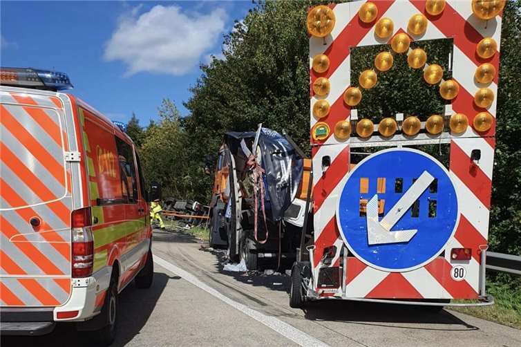 02.09.: Unfallserie: LKW kippt in Böschung Ein Sattelzug war mit einem LKW der Autobahnmeisterei, der Mäharbeiten absicherte, kollidiert und kippte anschließend in die Böschung. Foto: Feuerwehr VG Asbach