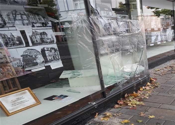 Ein Schaufenster wurde leider zerstört.