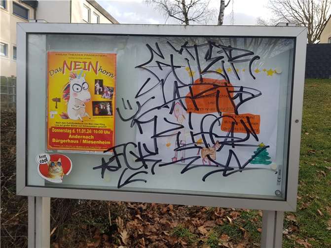 Ein Schaukasten auf der Südhöhe, der seit einigen Jahren die Anwohner über die Aktivitäten der Nachbarschaft St. Stephan und der städtischen Kita Hildegard informiert, wurde leider Ziel wiederholten Vandalismus. Foto: privat