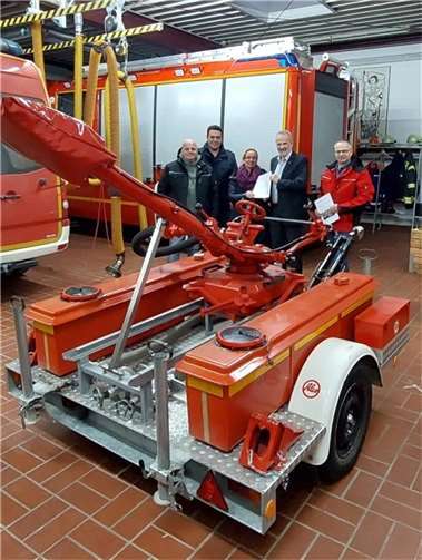 Ein Schaumwasserwerfer für die Ukraine: (v.l.) Sascha Klose, André Hahnenberg, Manuela Schmidt, Bürgermeister Jörg Schmidt und Markus Zettelmeyer.  Foto: Wachtberg4Help