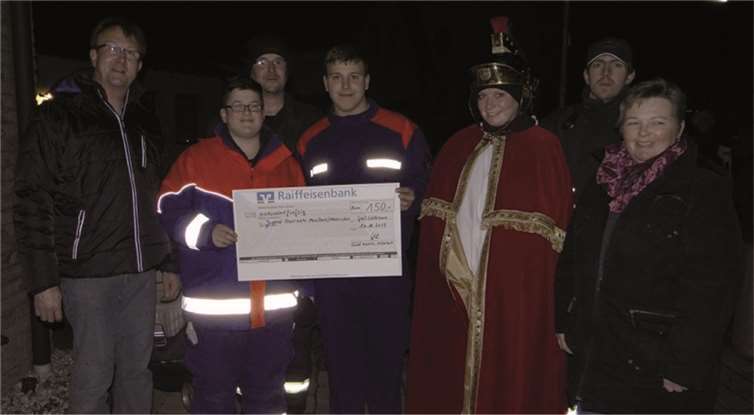 Ein Scheck als Dankeschön (v.li.): Jörg Meyer, Jugendfeuerwehr Lukas Brücker, Stefan Kurscheidt, Jannik Häseling, Sarah Franke, Martha Wirtz. privat