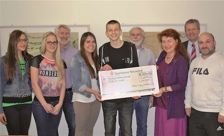 Ein Scheck, der es in sich hat - groß ist die Freude bei allen Beteiligten. privat