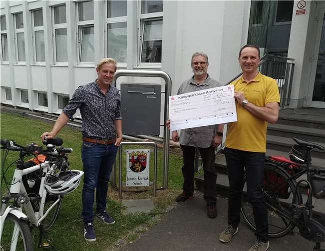 Ein Scheck für die Fahrradschrauber: (v.l.n.r.):Andreas Schmitt, Sascha Seffes und Stefan Busch.  Foto: -BL-