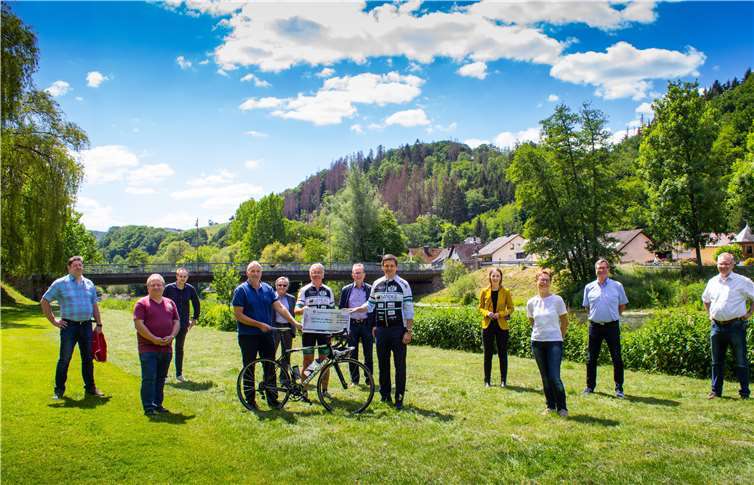 Ein Scheck in Höhe von 350 Euro konnte übergeben werden. Foto: privat