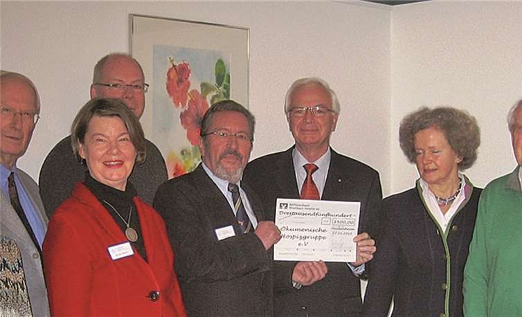 Ein Scheck in Höhe von 3.500 Euro wurde durch den Präsidenten des Lions-Clubs Bonn-Rhenobacum, Joachim Krüger (4.v.re.), an den stellvertretenden Vorsitzenden der Ökumenischen Hospizgruppe e.V. Rheinbach-Meckenheim-Swisttal, Kurt Surges übergeben. Die Mitglieder der Hospizgruppe, die dieser feierlichen Zeremonie beiwohnten, freuten sich mit ihnen nämlich: Ute von Wiarda (2.v.l.), Monika Matern (4.v.l., Dieter Engels (5.v.l.), Christa von Gadow ((3.v.r.) und Claudie Willmers sowie die Lions-Mitglieder Manfred Weizbauer (1.v.l.), Rolf Hüttel (3.v.l.) und Dieter Klepzig (2.v.r). privat