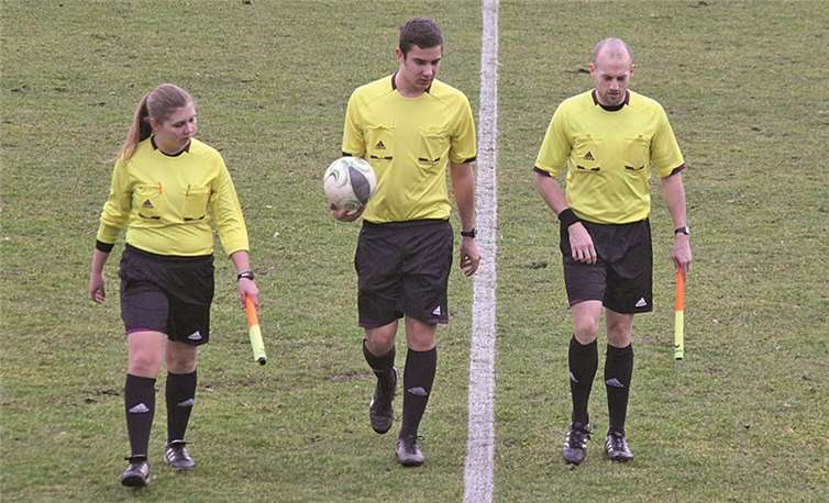 Ein Schiedsrichter und zwei Linienrichter sind bei Kreisligaspielen die absolute Ausnahme. In der D-Klasse wird aber ab sofort kein Schiedsrichter mehr vom Kreis abgestellt.TH