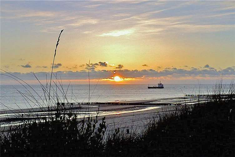 Ein Schiff wird kommen - die Sonne taucht ins Meer.