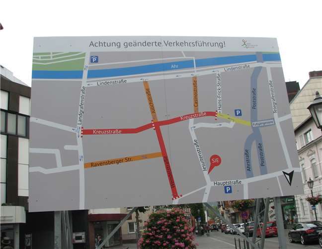 Ein Schild am „Alter Markt“ informiert über die aktuelle Verkehrsführung. Fotos: Karl Walkenbach/Stadt Bad Neuenahr-Ahrweiler