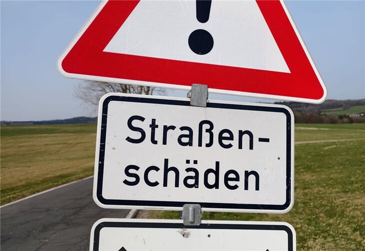 Ein Schild an der L74 weist auf die kaputte Fahrbahndecke hin.  Foto: Mara Schmitz