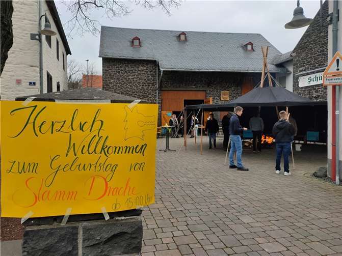 Ein Schild hieß die Geburtstagsgäste willkommen.