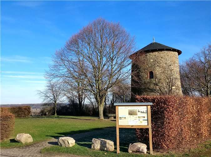 Ein Schild informiert an der Fritzdorfer Mühle an die Krönungsstraße.Foto: privat