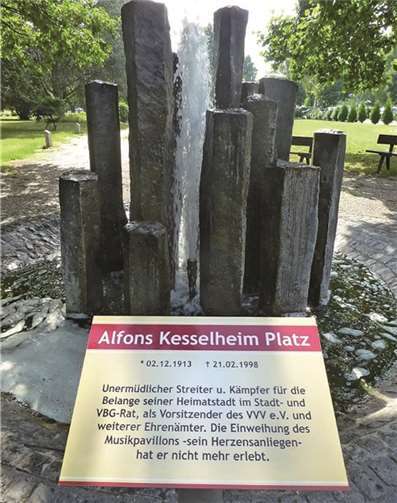 Ein Schild weist auf die Widmung des Platzes hin.