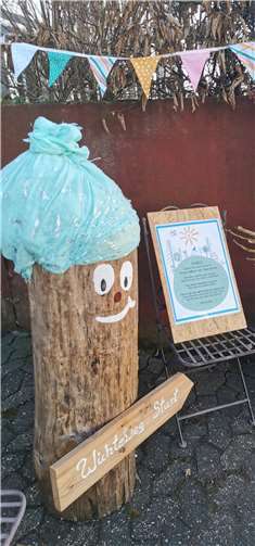 Ein Schild weist den Eltern und Kindern den richtigen Weg.