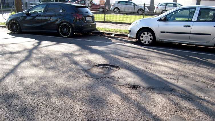 Ein Schlagloch von mehreren in der Friedrich-Ebert-Straße. Foto: privat