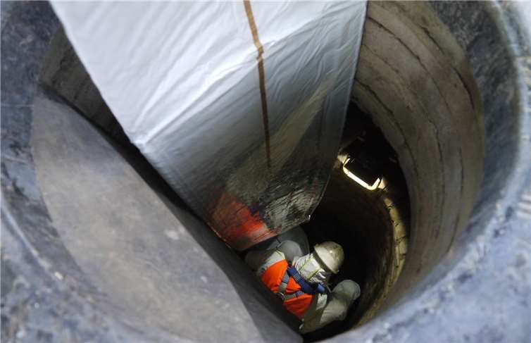 Ein Schlauchliner wird in das Kanalrohr eingezogen.privat