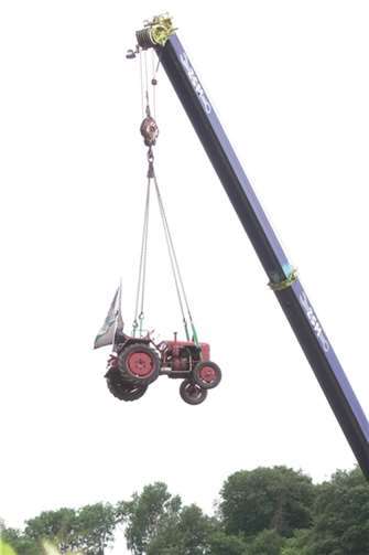 Ein Schlepper in luftiger Höhe. Die AGV-Gastgeber hatten sich auch bei ihrem 4. Traktorentreffen wieder etwas Besonderes einfallen lassen.