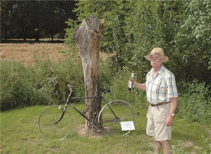 Ein Schlückchen Bier auf den Künstler und sein Objekt: Reinhold Steinborn und „Das Vergängliche“.BL
