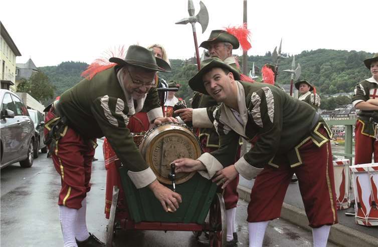 Ein Schlückchen Wein von der Cochemer Bürgerwehr gefällig? Der Cochemer „Mosel“ schmeckte einfach aus jedem Fass.