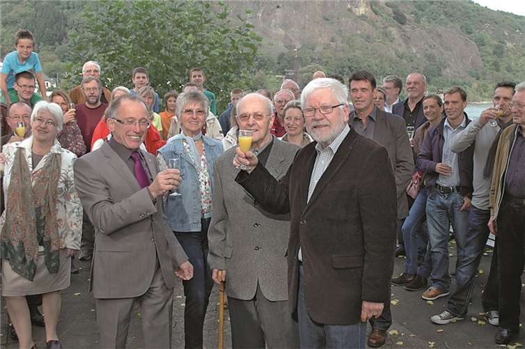 Ein Schlückchen auf das Geburtstagskind: Am Rheinufer feierten die Remagener Wassersportler ihr 80-jähriges Bestehen.  BL