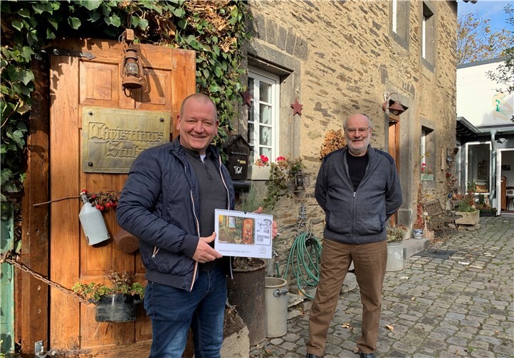 „Ein Schmuckstück und sicher auch ein schönes Weihnachtsgeschenk“ findet auch Stadtbürgermeister Gerd Klasen, dem Stiftungsvorsitzender Dieter Georgi das erste Exemplar überreichte.Foto: privat