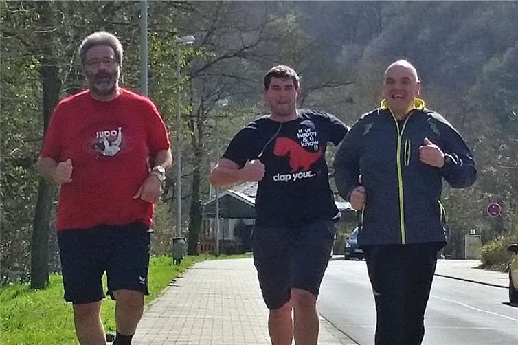 Ein Schnappschuss des Trainingsteams: Marius (l.), Sponsor Nico und Willi (r.) auf der Runde um die Insel Silberau. privat
