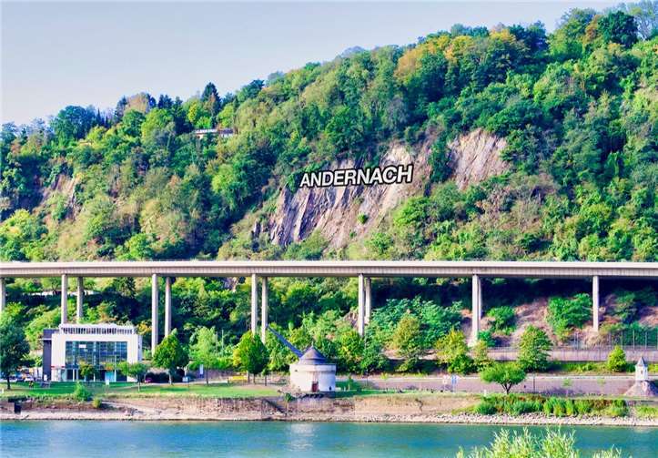 Ein Schriftzug soll Touristen auf Andernach aufmerksam machen.