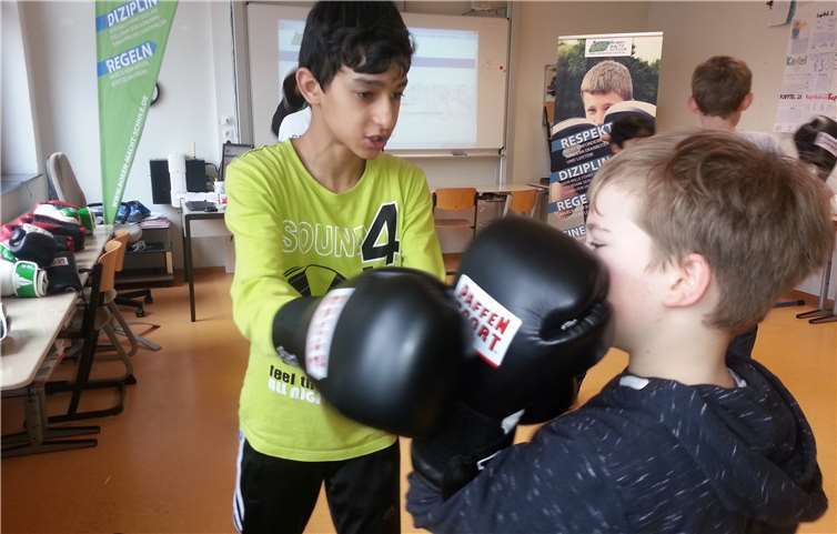 Ein Schüler aus der Box-AG vermittelt sein Wissen.