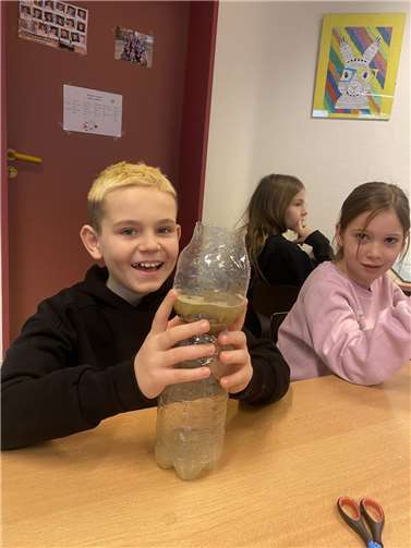 Ein Schüler aus der dritten Klassen beim Experiment "Wasser filtern".Fotos: Nicole Schumacher