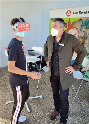 Ein Schüler der Realschule plus Cochem erkundet einen Beruf mittel Virtual-Reality-Brille.